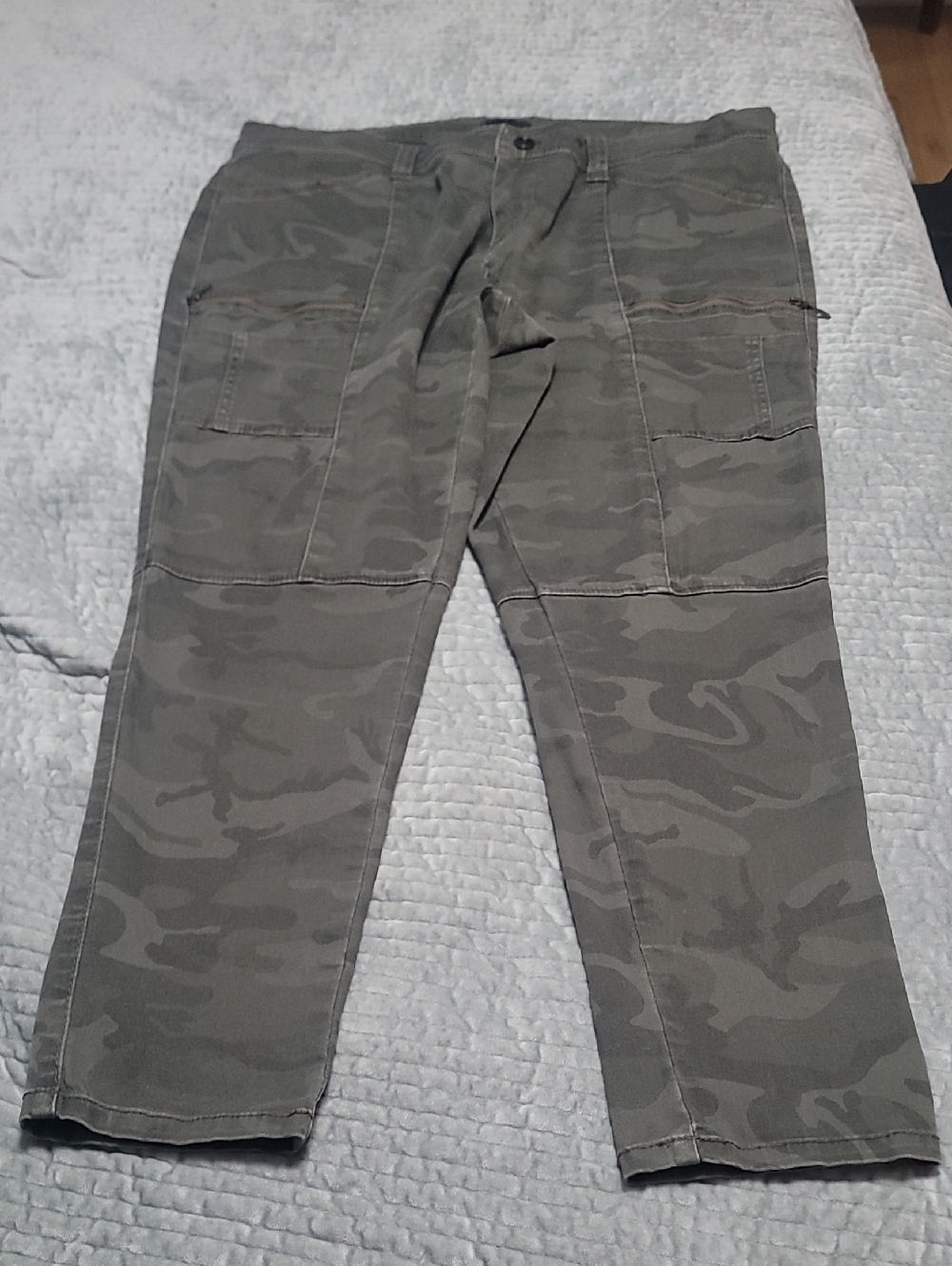 Women's Straight-Leg Camo Utility Pants - Olive Gray